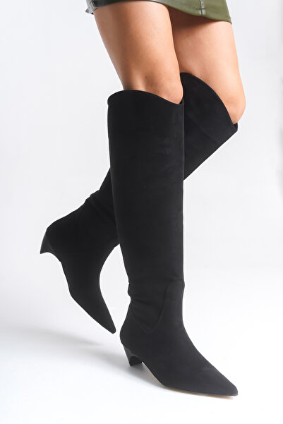 TRENDYOL SHOES Černé dámské tříúhelníkové boty na kitten podpatku Premium z jemného semiše TAKAW26CZ00023