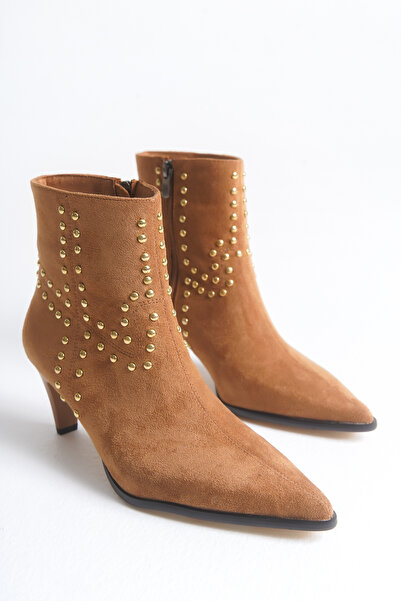 TRENDYOL SHOES Detailní dámské semišové boty na tenkém podpatku Taba Gold Trok TAKAW26BO00091