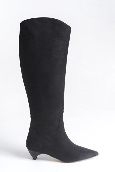 TRENDYOL SHOES Černé dámské tříúhelníkové boty na kitten podpatku Premium z jemného semiše TAKAW26CZ00023