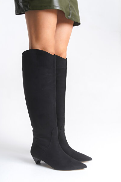 TRENDYOL SHOES Černé dámské tříúhelníkové boty na kitten podpatku Premium z jemného semiše TAKAW26CZ00023