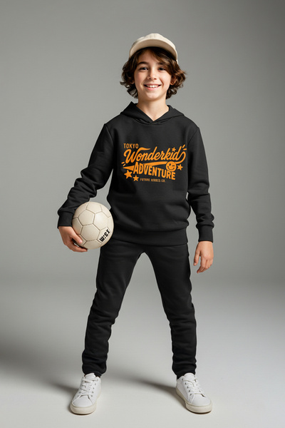 TRENDYOLKIDS طقم سترة محبوكة للأولاد من القطن الأسود مطبوع عليها شعار كبير الحجم - طقم علوي وسفلي TKDAW26AU00038