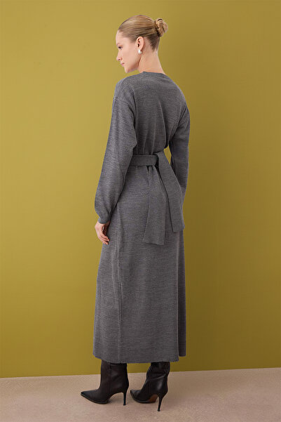 Trendyol Modest Antrasitová pletená šaty s kovovými doplňky TCTAW26EB00049