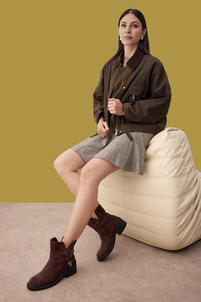 TRENDYOL SHOES Hnědé semišové dámské boty s kulatou špičkou a blokovým podpatkem s kovovou přezkou 
 TAKAW26BO00077