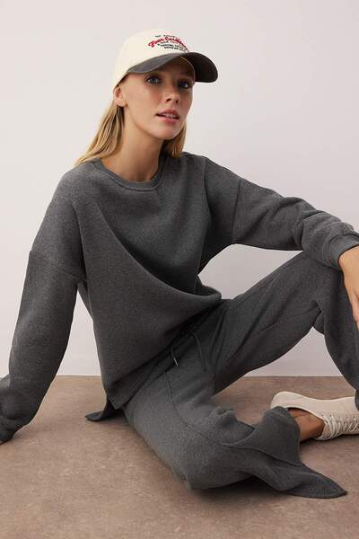 Trendyol Collection Anthrazitfarbenes Oberteil mit langem Rücken und Oversize-/Weit geschnittenem Oberteil und weit geschnittener Hose mit gestricktem Unterteil – Oberteil-Set TWOAW26AU00080