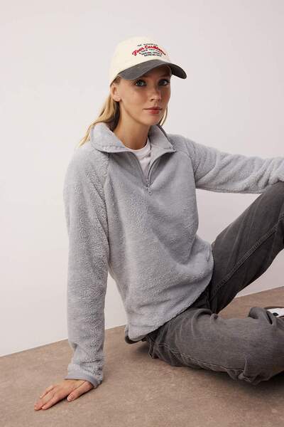 Trendyol Collection Gray Plush Stand Collar Half Zipper Oversize/Wide Fit Knitted Sweatshirt Twoaw26Sw00138