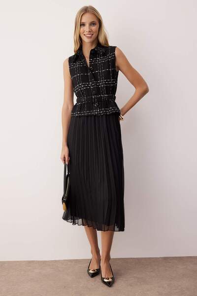 Trendyol Collection Μίντι υφαντό φόρεμα με μαύρη τουίντ ζώνη και λεπτομέρεια πιέτες TWOAW26EL00117