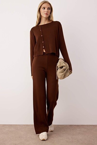 Trendyol Collection Кафяв асиметричен пуловер с копчета и панталони от трико - комплект TWOAW26AU00042