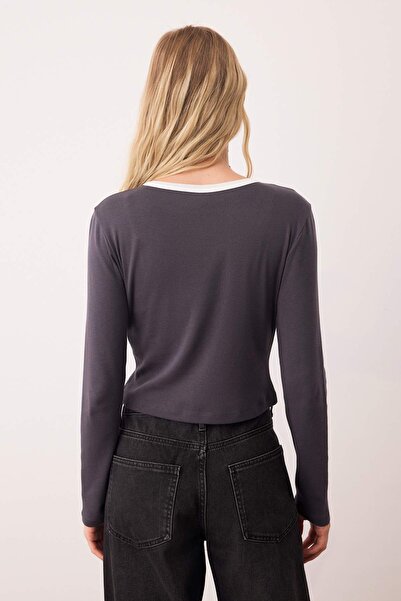 Trendyol Collection Πλεκτό μπλουζάκι με κέντημα από ανθρακί με λεπτομέρεια αντίθεσης TWOAW26TS00019