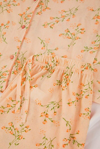 Trendyol Curve Помаранчева сорочка з квітковим візерунком та коміром з бією, трикотажний піжамний комплект TBBAW26AI00039