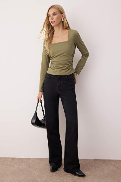 Trendyol Collection Khakifarbene, schmal geschnittene, figurbetonte Strickbluse mit quadratischem Kragen und Raff-/Drapierungsdetail TWOAW25BZ00194