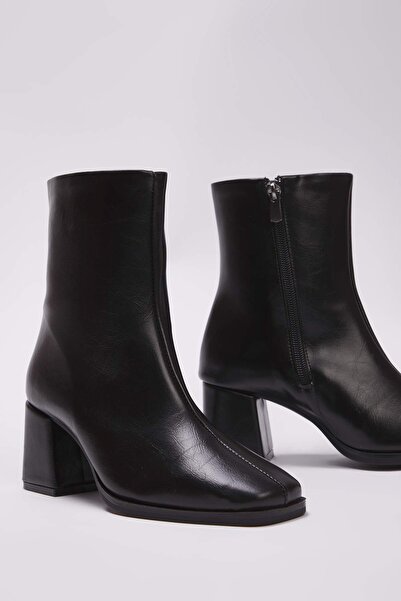 TRENDYOL SHOES Schwarze Damenstiefel mit quadratischer Zehenpartie und Blockabsatz 
 TAKAW26BO000692