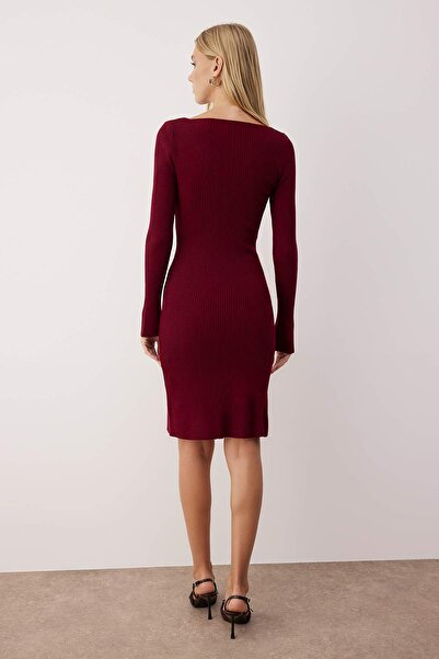 Trendyol Collection Bordowa sukienka z dekoltem w kształcie litery V, krótka / mini, z dekoltem w kształcie litery V, z dzianiny, o kroju bodycone TWOAW26EL00052