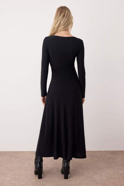 Trendyol Collection Černé jednobarevné pletené maxi šaty s bateau výstřihem a volánkovým detailem TWOAW26EL00210