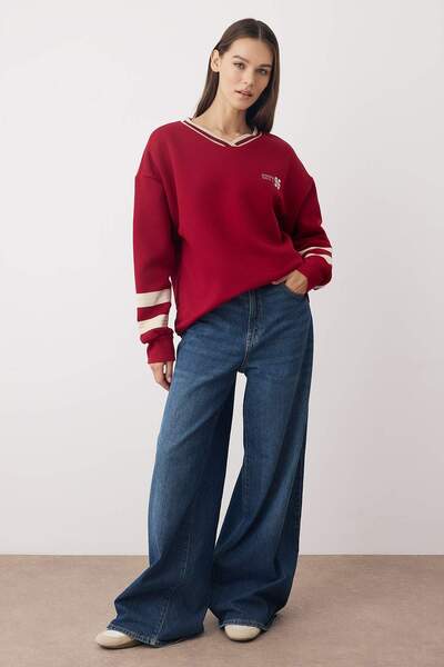 Trendyol Collection Teen Burgundy Knitted Slogan Color Block Oversize/Wide Fit Sweatshirt Twoaw26Sw00065