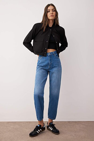 Trendyol Collection Modré Mom Jeans s vysokým pasem TWOAW24JE00076