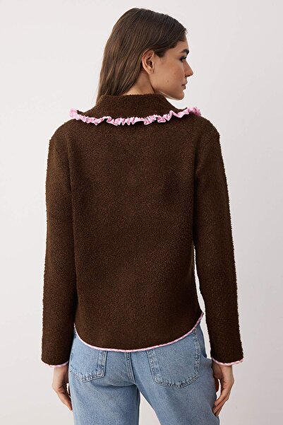 Trendyol Collection Hnědý měkký texturovaný Garni Detailní široký střih Vypadající svetr z úpletu TWOAW26HI00009