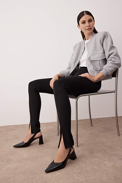 TRENDYOL SHOES Dámské boty na blokovém podpatku z černé lakované kůže s detailní špičatou špičkou
TAKAW26TO00010