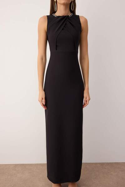 Trendyol Collection Černé doplňky Detailní tkané maxi večerní šaty a šaty pro návrat domů TPRAW26AE00002