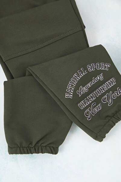 TRENDYOLKIDS طقم سترة وبنطلون للأولاد من القطن 100% بلون أخضر زمردي مع طباعة شعار كبير الحجم TKDAW26AU00004