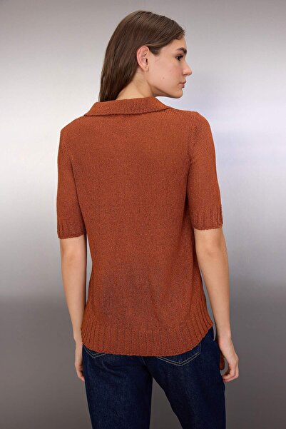 Trendyol Collection Cinnamon Brümer νήματα πόλο γιακά πλεκτά λεπτή μπλούζα TWOSS25BZ00341