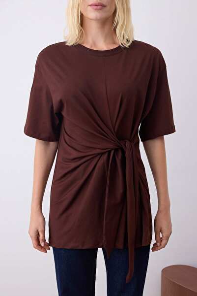 Trendyol Collection Καφέ 100% βαμβακερή πλεκτή μπλούζα με λαιμόκοψη με λεπτομέρεια TWOSS25BZ00607