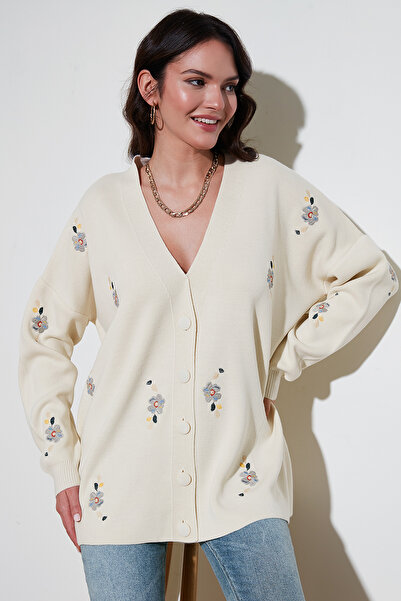 Lela Flower Embroidered Oversize Fit V-Neck Buttoned Cardigan Cardigan 4616191