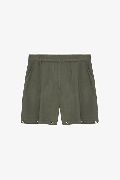 Quzu Міні-шорти з плісированим передом та аксесуаром у вигляді пташиного ока, колір хакі