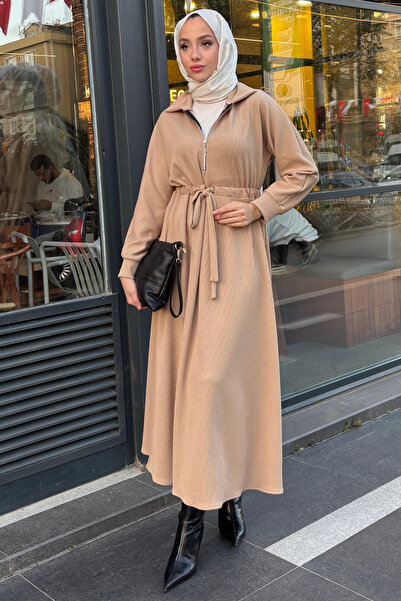 Tesettür Diyarı Fitilli Örme Kumaş Fermuar Detaylı Tesettür Elbise-Bej