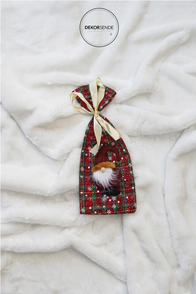 Dekorsende Yılbaşı Süsü Kar Detaylı Kırmızı Şapkalı Cüceli Hediye Kesesi Kırmızı Beyaz 25 cm