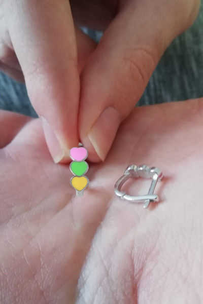 TEK TARZIM TAKI Renkli Kalpler Klipsli Gümüş Çocuk J Küpe (2 - 10 YAŞ) Rodyum...