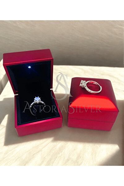 AstoriaSilver Sevgiliye Eşe Anneye Hediye(IŞIKLI KIRMIZI KUTUSUNDA) Parmağa Göre Ayarlanabilir Gümüş Tek Taş Yüzük