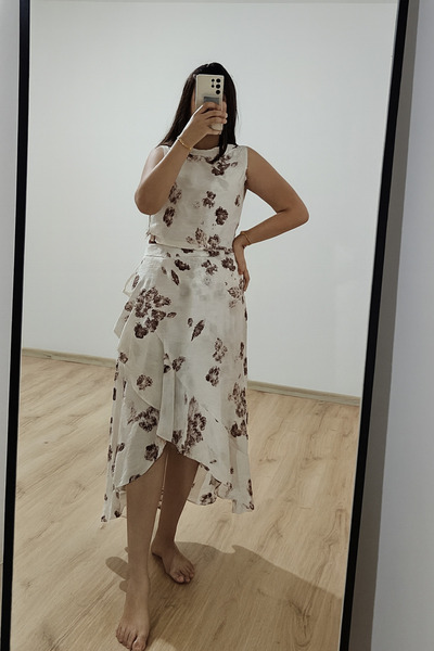 Enga Vera Costum cu fustă cu detaliu la spate