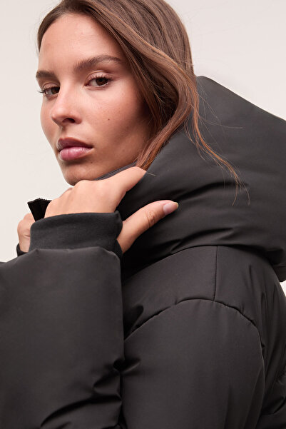 Stradivarius Kapüşonlu basic şişme mont