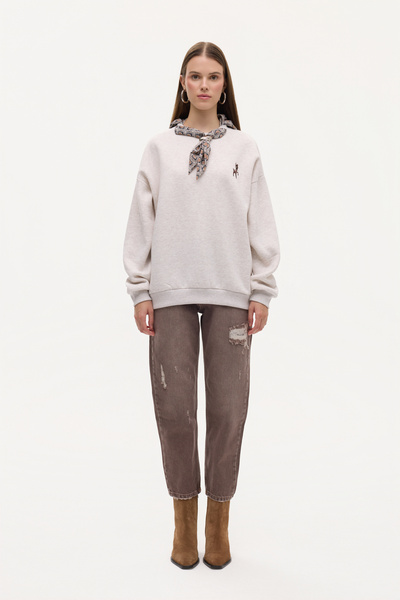 Quzu Fularlı Nakışlı Oversize Sweatshirt Bej