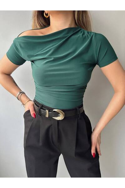 Fav Style Bluză de damă cu mânecă scurtă, cu umăr dezactivat, verde smarald