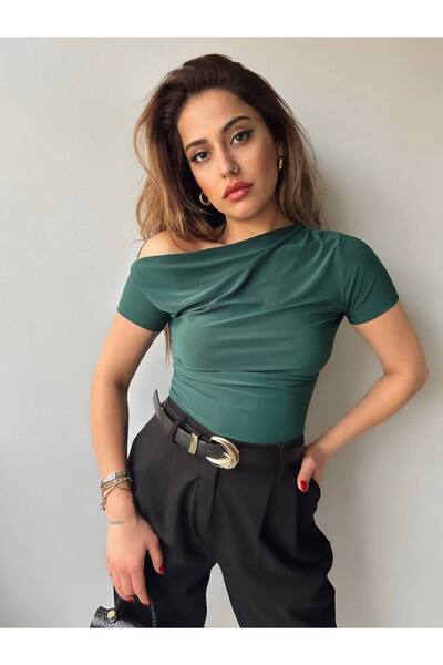 Fav Style Bluză de damă cu mânecă scurtă, cu umăr dezactivat, verde smarald