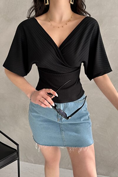 Fav Style Γυναικεία κοντομάνικη μπλούζα με διπλό στήθος με λαιμόκοψη V με λεπτομέρεια σταυρωτής ζώνης Μαύρη