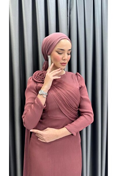 MERVE TESETTÜR Rochie de seară din tul cu pelerină cu trandafiri pe umăr