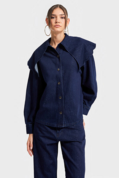 its basic Жіноча сорочка Laci кольору індиго 7w5-50, вільний крій, комір з деталями, блискучі камінці, особливий дизайн, джинсова сорочка
