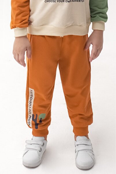 ADDA طقم مكون من قطعتين من ملابس رياضية بياقة دائرية مطبوعة من PAMUKLU ADVENTURE للأولاد