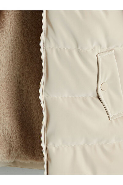 LC Waikiki Shining Store'dan Işıltılı Seçimler | Kapüşonlu Kız Çocuk Mont