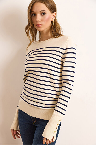 Olalook Γυναικεία εκρού πλεκτή μπλούζα με ριγέ μανσέτα και λεπτομέρεια με κουμπιά από βισκόζη BLZ-19003102