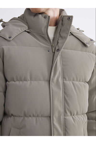 LC Waikiki Λαμπερές επιλογές από το Shining Store |   Ανδρικό πουπουλένιο παλτό Comfortable Fit με κουκούλα