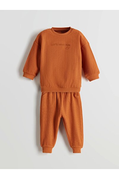 LC Waikiki طقم مكون من قطعتين من سويت شيرت وبنطلون رياضي للأطفال الرضع من LCW...