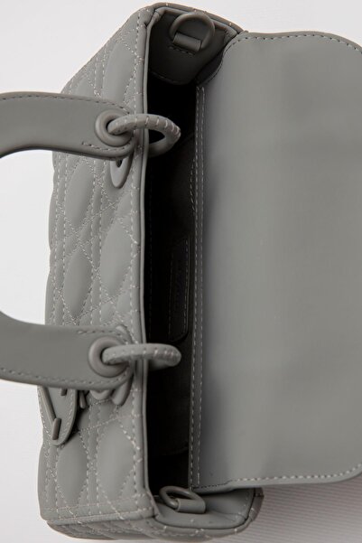 Levidor Quilted Handbag with Gray Chain Accessory