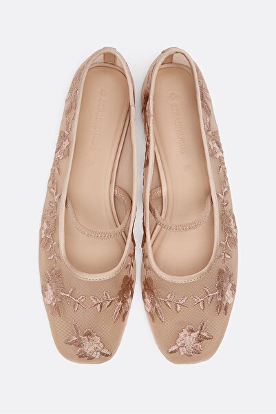Stradivarius bailarinas shoes in beige color