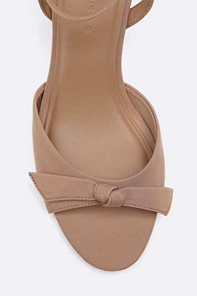 Stradivarius High heeled sandal in beige color