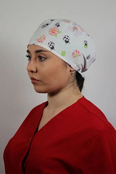 DEMOTEKS Унисекс бяла медицинска шапка, щампа на лилава калинка