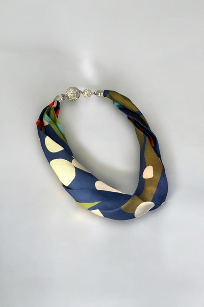 Trend aksesuar Parlak Desenli Saten Kumaş Taş Detaylı Fular Kolye