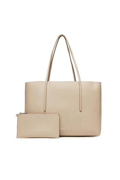 Calvin Klein حقيبة كتف كلاسيكية للنساء مع محفظة - بيج